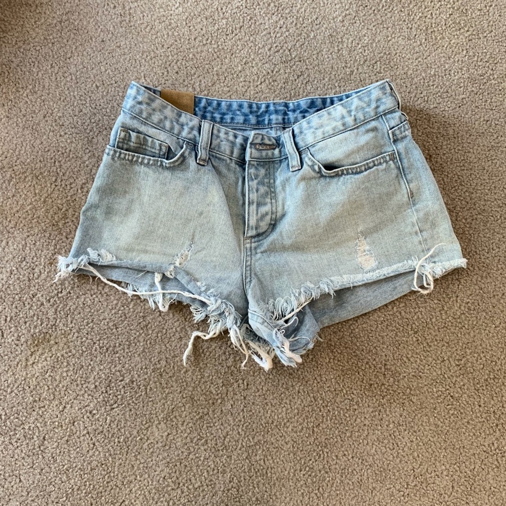 Light-wash insight Daisy Dukes